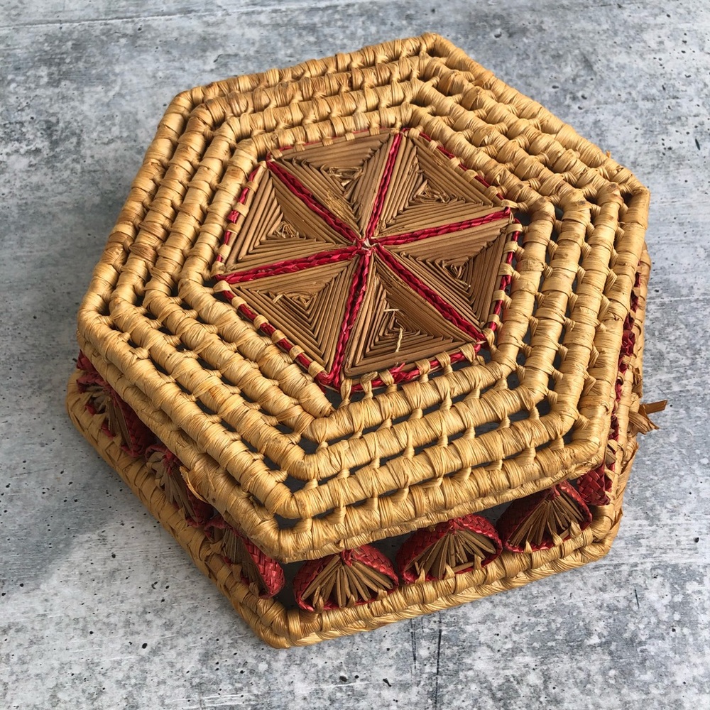 Unique Vintage Wicker Star Basket - Picture 6 of 6